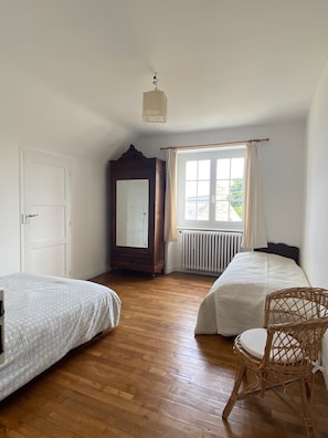 Iron/ironing board, WiFi - Vrbo Property (Saint-Cast-le-Guildo)