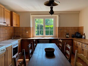 Fridge, microwave, oven, stovetop - Vrbo Property (Saint-Cast-le-Guildo)