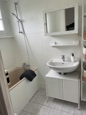 Hair dryer, soap, toilet paper - Vrbo Property (Saint-Cast-le-Guildo)