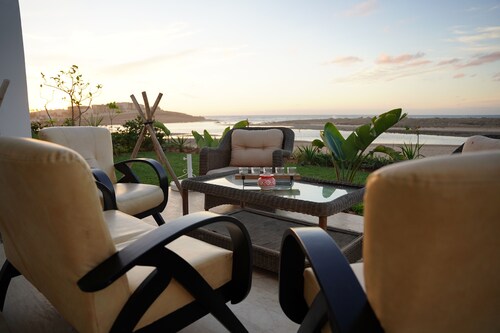 3BR Cozy Beachfront Villa & Gardens, in Plage Val d’Or