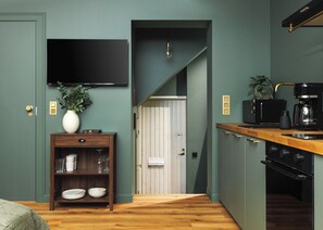 Coffee/tea maker, fridge, microwave, stovetop - Airconditioned studio in 1901 building (Turku)