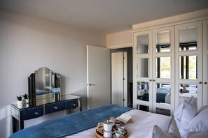 Tabla de planchar con plancha, wifi y ropa de cama 