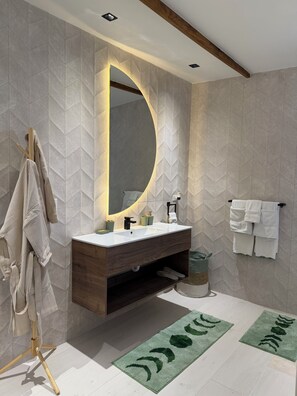 Shower, hair dryer, towels, soap - Boutique Studio | King Bed & Pool | Unit 4 | Aluna (Savaneta)