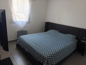 Room - Two-bedroom apartment with a private garden, air conditioning, and two parking spaces. (Istres)