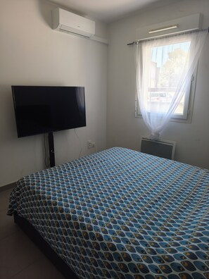 Room - Two-bedroom apartment with a private garden, air conditioning, and two parking spaces. (Istres)