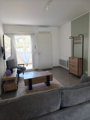 Living area - Two-bedroom apartment with a private garden, air conditioning, and two parking spaces. (Istres)