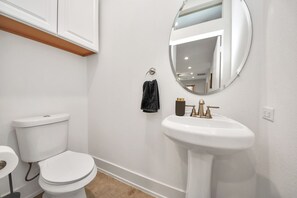 Sèche-cheveux, serviettes fournies, savon, papier toilette