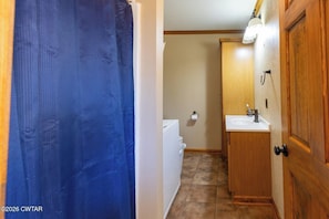Dusche, Handtücher, Toilettenpapier