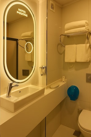 Ducha, bañera de hidromasaje, secador de pelo y toallas