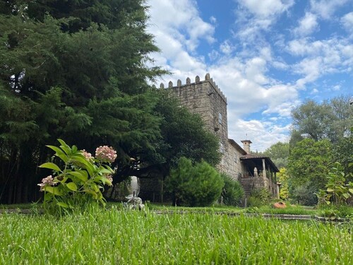 Quinta Paredes, Land of Paradise, immersed in nature, with its medieval tower.