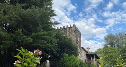 Quinta Paredes, Land of Paradise, immersed in nature, with its medieval tower.