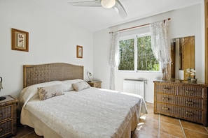 Iron/ironing board, Internet, bed sheets - Vrbo Property (Costa Nova)