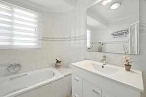 Shower, hair dryer, towels, soap - Vrbo Property (Costa Nova)