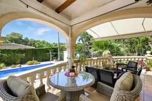 Outdoor dining - Vrbo Property (Costa Nova)