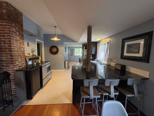 Close to beach 3-bedroom house in Cloverdale perfect for your getaway