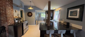 Close to beach 3-bedroom house in Cloverdale perfect for your getaway