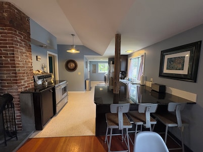 Close to beach 3-bedroom house in Cloverdale perfect for your getaway