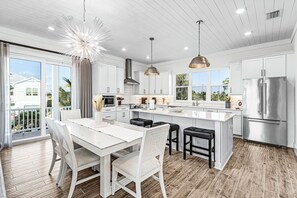 Coffee/tea maker, fridge, microwave, oven - The Oasis • Heated Pool • Elevator • Beach Walk (Fort Myers Beach)