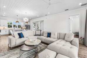 TV - The Oasis • Heated Pool • Elevator • Beach Walk (Fort Myers Beach)