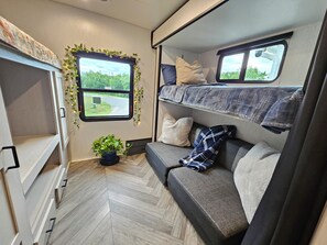 1 bedroom, free WiFi, bed sheets - Trailside Camper Retreat - Dog Friendly (Littleton)