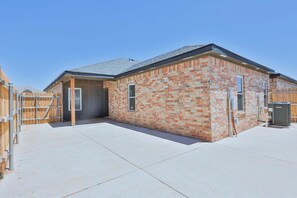 Exterior - Cozy & Modern 3BR Near Texas Tech with Garage Parking (Lubbock)