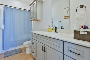 Bathroom - Cozy & Modern 3BR Near Texas Tech with Garage Parking (Lubbock)