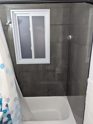 Haartrockner, Handtücher, Seife, Toilettenpapier