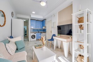 A modern apartment with a kitchen, dining area, and living room. - LXR Esmeralda 2-Bedroom Near the Ocean (Fuengirola)
