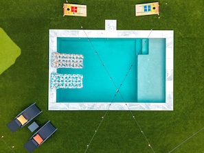 🏊 Dive right in! The sparkling private pool features a built-in tanning ledge, comfy floats, and lounge chairs just steps away. ☀️ Cornhole and the putting green frame the deck for nonstop fun. Your own slice of paradise at SoCo Oasis. 🌴 - Sale 10/29-11/1 Heated Pool|Fire Pit|Mini Golf (Austin)
