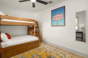 🛏️ More of the bunk room — sleeps up to 4 with a full-over-twin and pull-out trundle. 🤠 Fun Texas wall art, a full-length mirror, and a cozy rug make it a favorite for kids and teens. Bright, playful, and all-Austin at SoCo Oasis. ⭐ - Sale 10/29-11/1 Heated Pool|Fire Pit|Mini Golf (Austin)