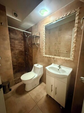 Ducha, toallas, jabón, shampoo