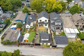 Ein Wohngebiet mit Häusern, einer Straße und einem umzäunten Garten.