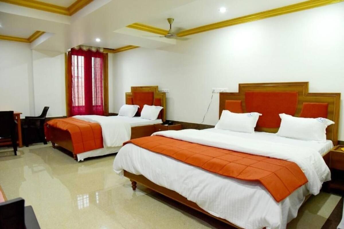 Deluxe Double or Twin Room | In-room safe, desk, laptop workspace, soundproofing