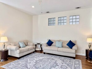 Smart TV, fireplace - HTX Hide & Chic Free parking, Free WIFI, Washer & Dryer in the heart of Houston (Houston)