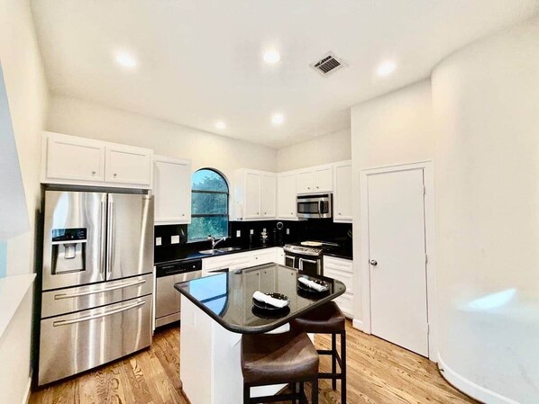 Fridge, microwave, oven, stovetop - HTX Hide & Chic Free parking, Free WIFI, Washer & Dryer in the heart of Houston (Houston)
