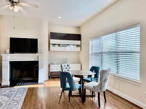 Dining - HTX Hide & Chic Free parking, Free WIFI, Washer & Dryer in the heart of Houston (Houston)