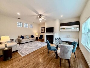 Smart TV, fireplace - HTX Hide & Chic Free parking, Free WIFI, Washer & Dryer in the heart of Houston (Houston)