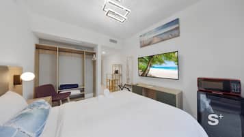 Studio, Balcony, City View | Egyptian cotton sheets, premium bedding, blackout drapes