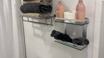 Serviettes fournies, savon, papier toilette