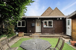 Outdoor dining - Studio Retreat Sleeps 1 - Wifi & Parking (Cambridge)
