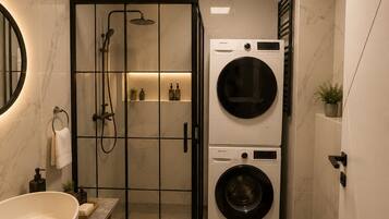 Condo conforto, sacada | Banheiro | Chuveiro, chuveiro com efeito de chuva, secador de cabelo, chinelos
