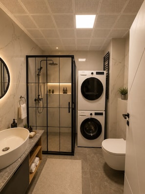 Condo conforto, sacada | Banheiro | Chuveiro, chuveiro com efeito de chuva, secador de cabelo, chinelos