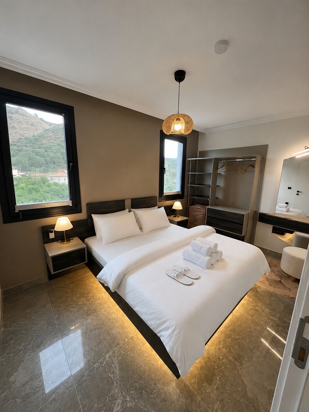 Condo luxo, sacada, vista para a montanha | Roupas de cama premium, escrivaninha, espaço de trabalho para notebook