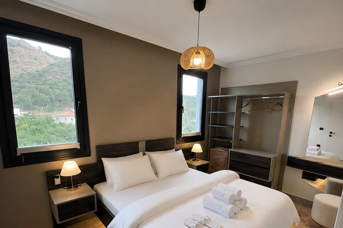 Condo Deluxe, balcón, vista a la montaña | Ropa de cama de alta calidad y escritorio