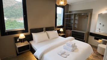 Condo luxo, sacada, vista para a montanha | Roupas de cama premium, escrivaninha, espaço de trabalho para notebook