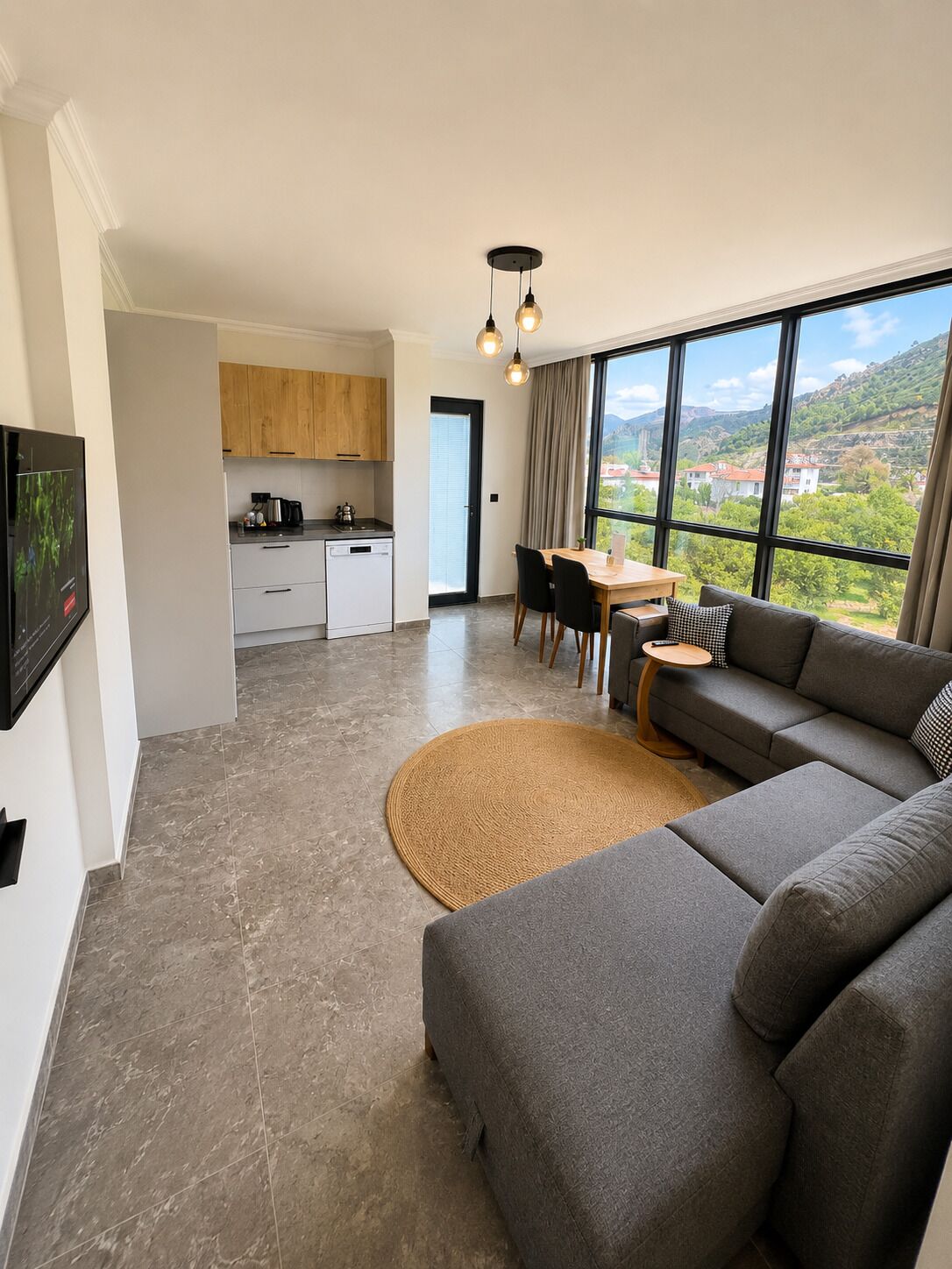 Condo Deluxe, ban công, quang cảnh núi | Khu phòng khách | Smart TV 43-inch có truyền hình vệ tinh, Netflix, dịch vụ stream 