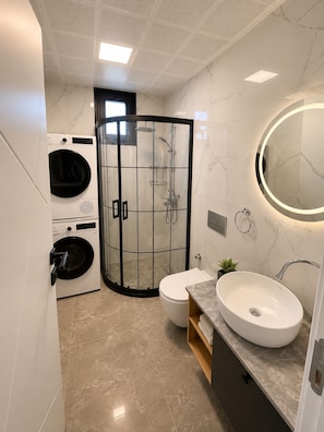 Deluxe-Apartment, Balkon, Bergblick | Badezimmer | Dusche, Regendusche, Haartrockner, Hausschuhe