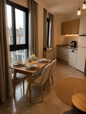 Condo conforto, sacada | Cozinha privada | Geladeira grande, cooktop, lava-louças, cafeteira/chaleira