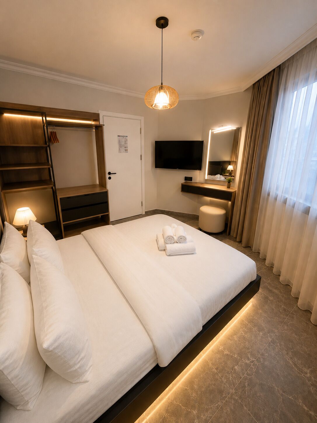 Condo standard, sacada | Roupas de cama premium, escrivaninha, espaço de trabalho para notebook