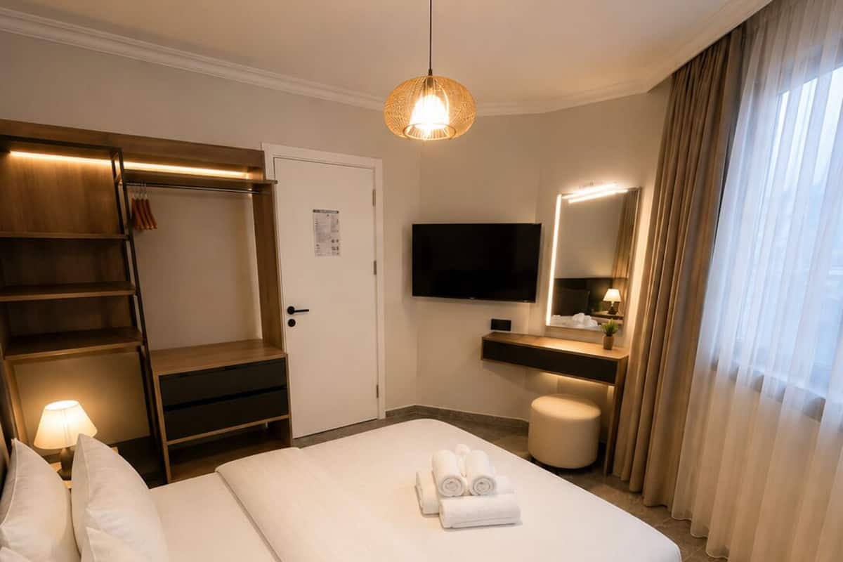 Condo estándar, balcón | Ropa de cama de alta calidad y escritorio
